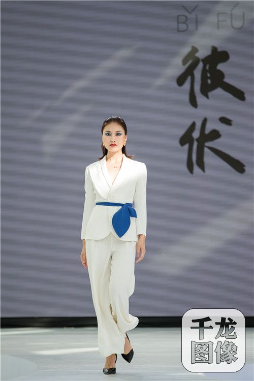 9月22日，北京凤凰中心，彼伏“飞天”2017秋冬大秀完美呈现. 彼伏作为中国本土诞生于北京的高级成衣品牌， 延续着品牌将中国文化国际化的品牌使命和品牌精神，在继“北朝壁画皇家摇滚系列”“桃花源系列”“飞行与旗袍系列”“时光之流系列”之后，在2017的秋冬，彼伏将中国文化瑰宝“敦煌飞天壁画”搬上T台。