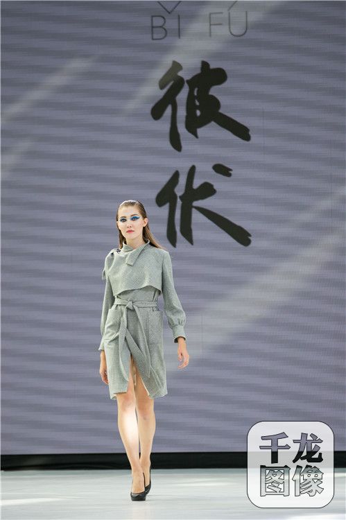 9月22日，北京凤凰中心，彼伏“飞天”2017秋冬大秀完美呈现. 彼伏作为中国本土诞生于北京的高级成衣品牌， 延续着品牌将中国文化国际化的品牌使命和品牌精神，在继“北朝壁画皇家摇滚系列”“桃花源系列”“飞行与旗袍系列”“时光之流系列”之后，在2017的秋冬，彼伏将中国文化瑰宝“敦煌飞天壁画”搬上T台。