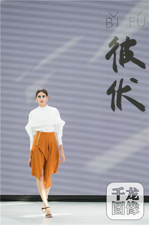 9月22日，北京凤凰中心，彼伏“飞天”2017秋冬大秀完美呈现. 彼伏作为中国本土诞生于北京的高级成衣品牌， 延续着品牌将中国文化国际化的品牌使命和品牌精神，在继“北朝壁画皇家摇滚系列”“桃花源系列”“飞行与旗袍系列”“时光之流系列”之后，在2017的秋冬，彼伏将中国文化瑰宝“敦煌飞天壁画”搬上T台。