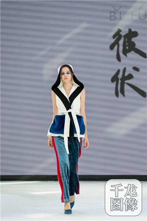 9月22日，北京凤凰中心，彼伏“飞天”2017秋冬大秀完美呈现. 彼伏作为中国本土诞生于北京的高级成衣品牌， 延续着品牌将中国文化国际化的品牌使命和品牌精神，在继“北朝壁画皇家摇滚系列”“桃花源系列”“飞行与旗袍系列”“时光之流系列”之后，在2017的秋冬，彼伏将中国文化瑰宝“敦煌飞天壁画”搬上T台。