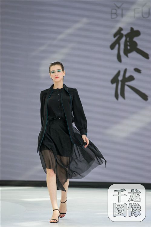9月22日，北京凤凰中心，彼伏“飞天”2017秋冬大秀完美呈现. 彼伏作为中国本土诞生于北京的高级成衣品牌， 延续着品牌将中国文化国际化的品牌使命和品牌精神，在继“北朝壁画皇家摇滚系列”“桃花源系列”“飞行与旗袍系列”“时光之流系列”之后，在2017的秋冬，彼伏将中国文化瑰宝“敦煌飞天壁画”搬上T台。