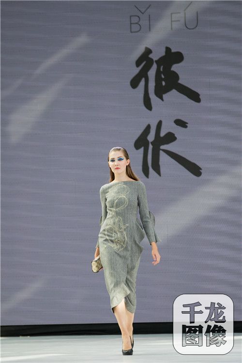 9月22日，北京凤凰中心，彼伏“飞天”2017秋冬大秀完美呈现. 彼伏作为中国本土诞生于北京的高级成衣品牌， 延续着品牌将中国文化国际化的品牌使命和品牌精神，在继“北朝壁画皇家摇滚系列”“桃花源系列”“飞行与旗袍系列”“时光之流系列”之后，在2017的秋冬，彼伏将中国文化瑰宝“敦煌飞天壁画”搬上T台。