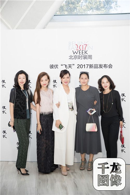 9月22日，北京凤凰中心，彼伏“飞天”2017秋冬大秀完美呈现. 彼伏作为中国本土诞生于北京的高级成衣品牌， 延续着品牌将中国文化国际化的品牌使命和品牌精神，在继“北朝壁画皇家摇滚系列”“桃花源系列”“飞行与旗袍系列”“时光之流系列”之后，在2017的秋冬，彼伏将中国文化瑰宝“敦煌飞天壁画”搬上T台。