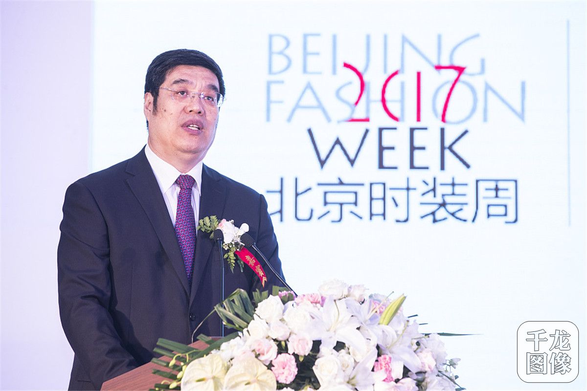 2.2017北京时装周组委会主任、北京服装纺织行业协会会长、北京时尚控股有限责任公司党委书记、董事长吴立