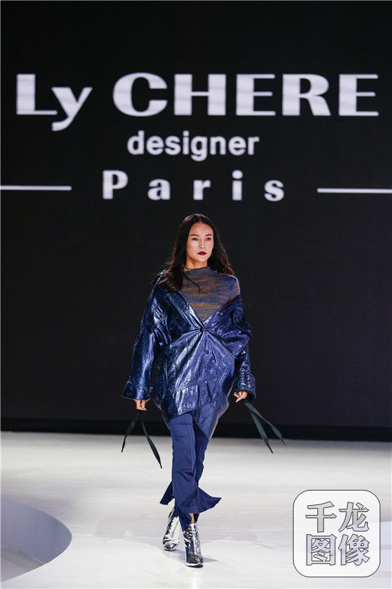 Ly CHERE 将目光投向了新时代都市精英女性，提供以时尚职场为主的多场合服饰，打造热烈、个性、简约、舒适的品牌风格