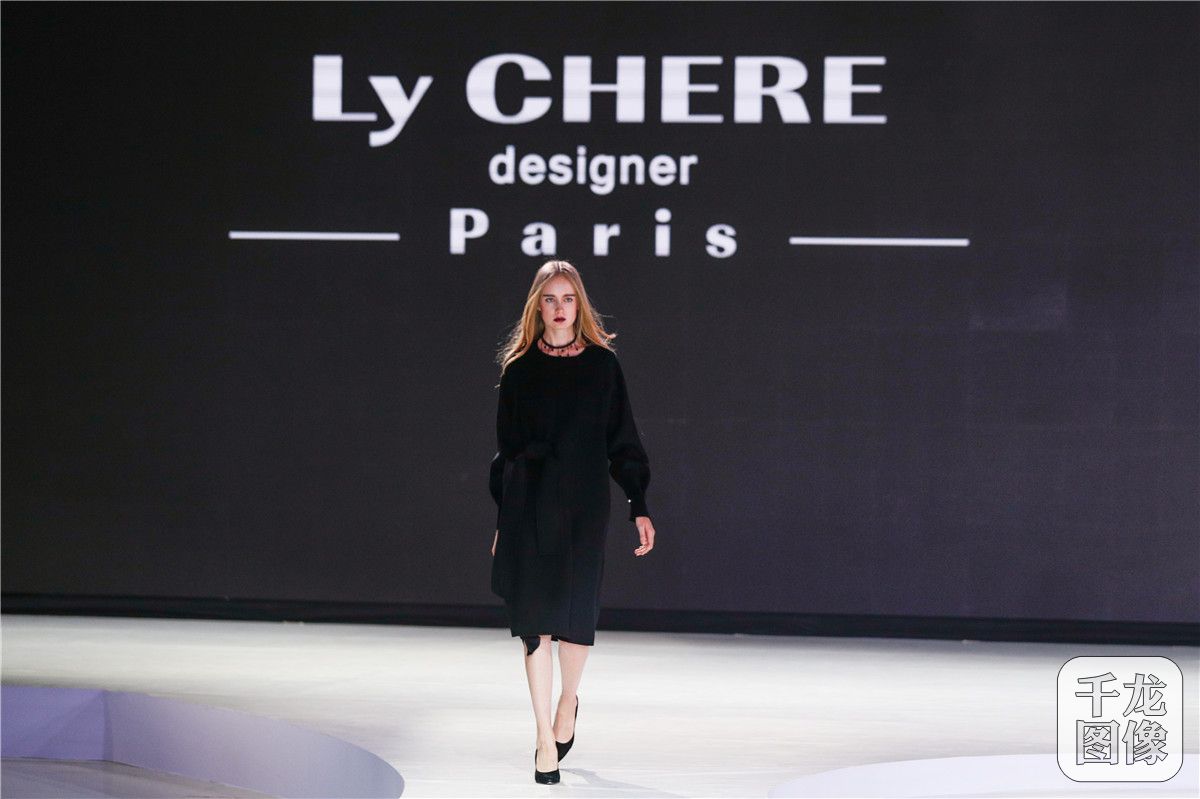 Ly CHERE 将目光投向了新时代都市精英女性，提供以时尚职场为主的多场合服饰，打造热烈、个性、简约、舒适的品牌风格