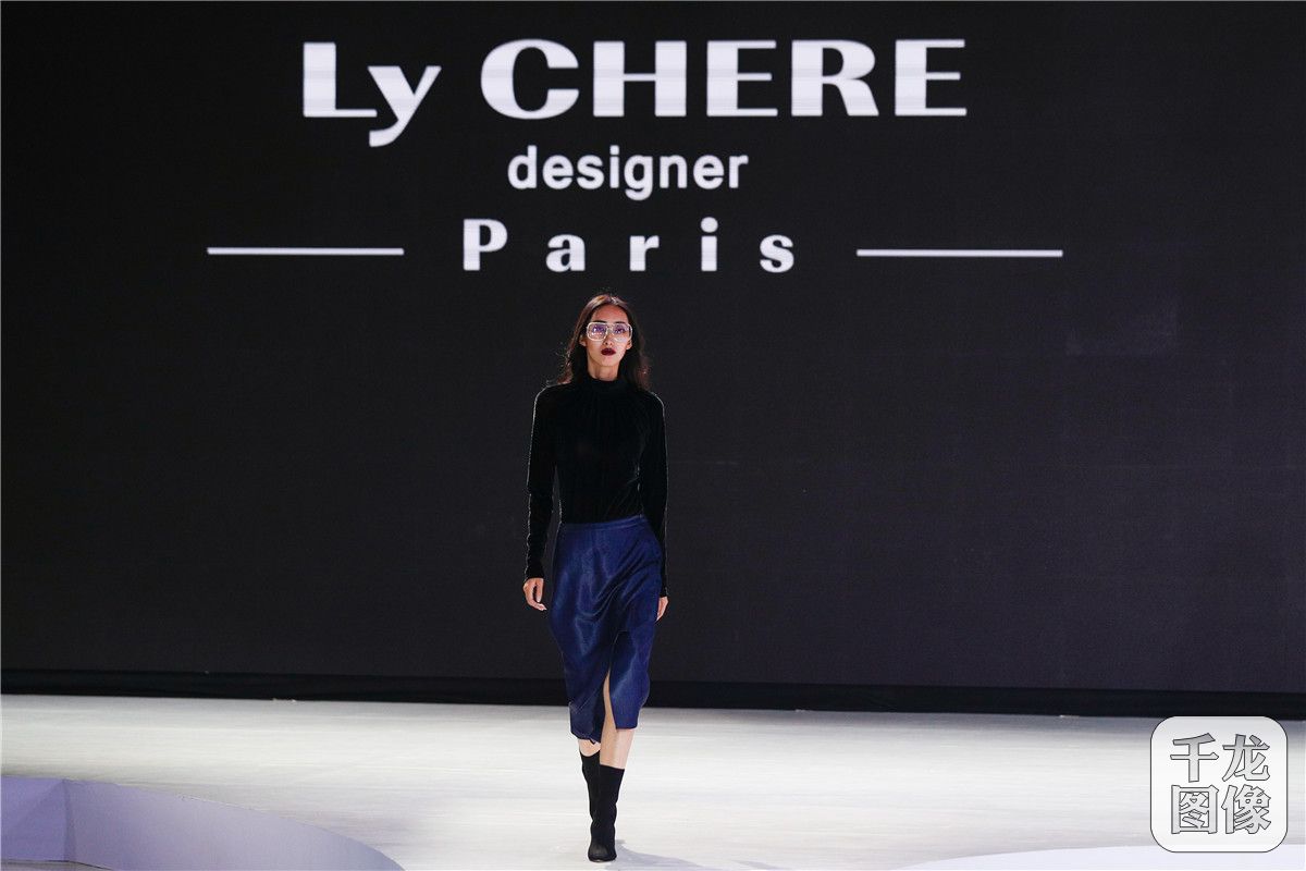 Ly CHERE 将目光投向了新时代都市精英女性，提供以时尚职场为主的多场合服饰，打造热烈、个性、简约、舒适的品牌风格