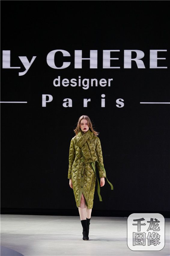 Ly CHERE 将目光投向了新时代都市精英女性，提供以时尚职场为主的多场合服饰，打造热烈、个性、简约、舒适的品牌风格