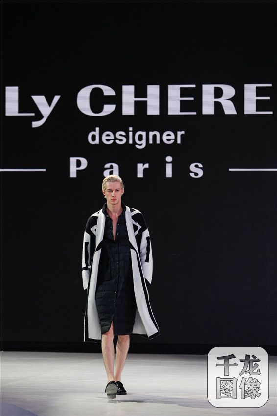 Ly CHERE 将目光投向了新时代都市精英女性，提供以时尚职场为主的多场合服饰，打造热烈、个性、简约、舒适的品牌风格