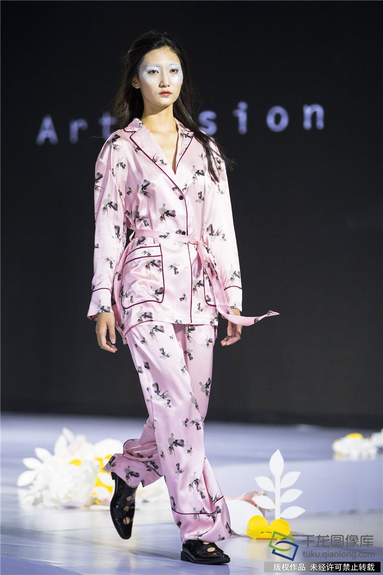 9月24日，光华时代“ArtFusionCopenhagen”品牌以“The Future is Ours”为主题2018年春夏时装秀在丹麦人气网络歌手Maria配以略带蓝调色彩音乐演唱的背景下，拉开了的神秘面纱。由丹麦著名服装设计师、青年优秀画家和中国90后新锐服装设计师倾心打造的100款时装精品给2018北京时装周吹来了一股清新、惬意、典雅的北欧浪漫气息。 (9)