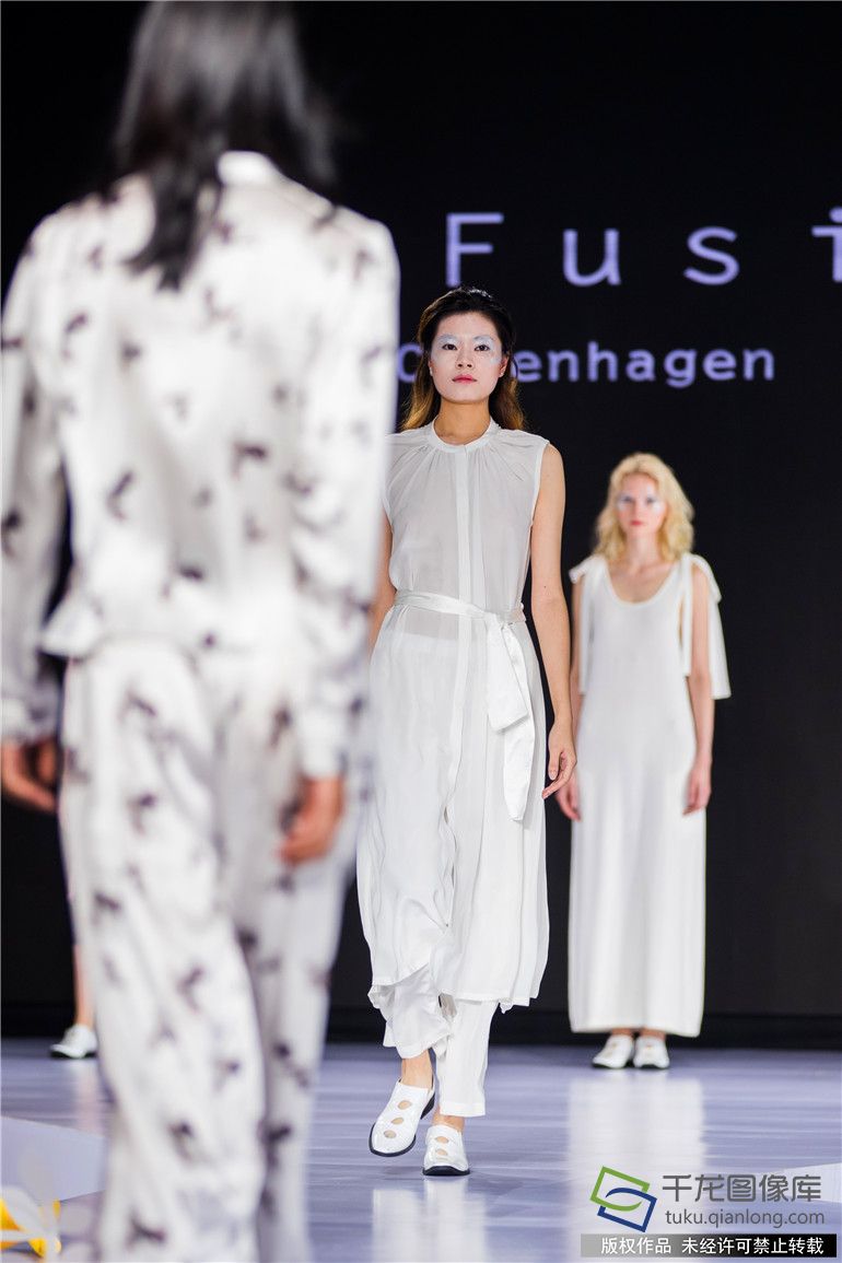 9月24日，光华时代“ArtFusionCopenhagen”品牌以“The Future is Ours”为主题2018年春夏时装秀在丹麦人气网络歌手Maria配以略带蓝调色彩音乐演唱的背景下，拉开了的神秘面纱。由丹麦著名服装设计师、青年优秀画家和中国90后新锐服装设计师倾心打造的100款时装精品给2018北京时装周吹来了一股清新、惬意、典雅的北欧浪漫气息。 (19)
