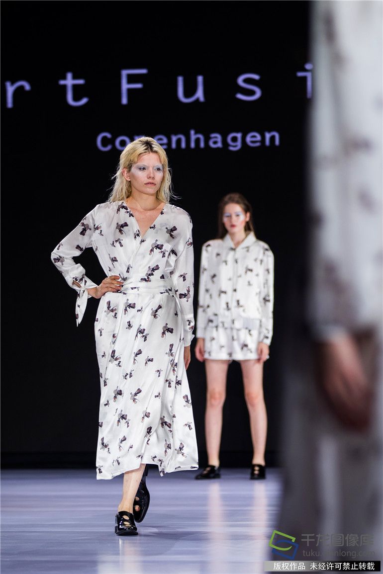 9月24日，光华时代“ArtFusionCopenhagen”品牌以“The Future is Ours”为主题2018年春夏时装秀在丹麦人气网络歌手Maria配以略带蓝调色彩音乐演唱的背景下，拉开了的神秘面纱。由丹麦著名服装设计师、青年优秀画家和中国90后新锐服装设计师倾心打造的100款时装精品给2018北京时装周吹来了一股清新、惬意、典雅的北欧浪漫气息。 (18)