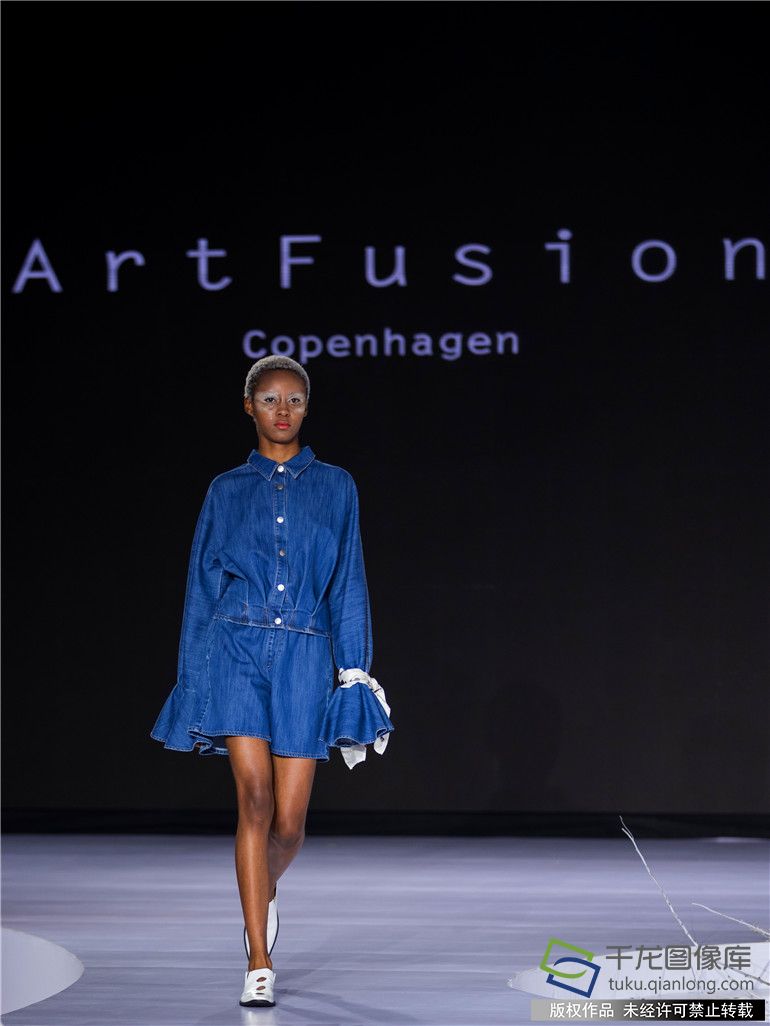 9月24日，光华时代“ArtFusionCopenhagen”品牌以“The Future is Ours”为主题2018年春夏时装秀在丹麦人气网络歌手Maria配以略带蓝调色彩音乐演唱的背景下，拉开了的神秘面纱。由丹麦著名服装设计师、青年优秀画家和中国90后新锐服装设计师倾心打造的100款时装精品给2018北京时装周吹来了一股清新、惬意、典雅的北欧浪漫气息。 (17)