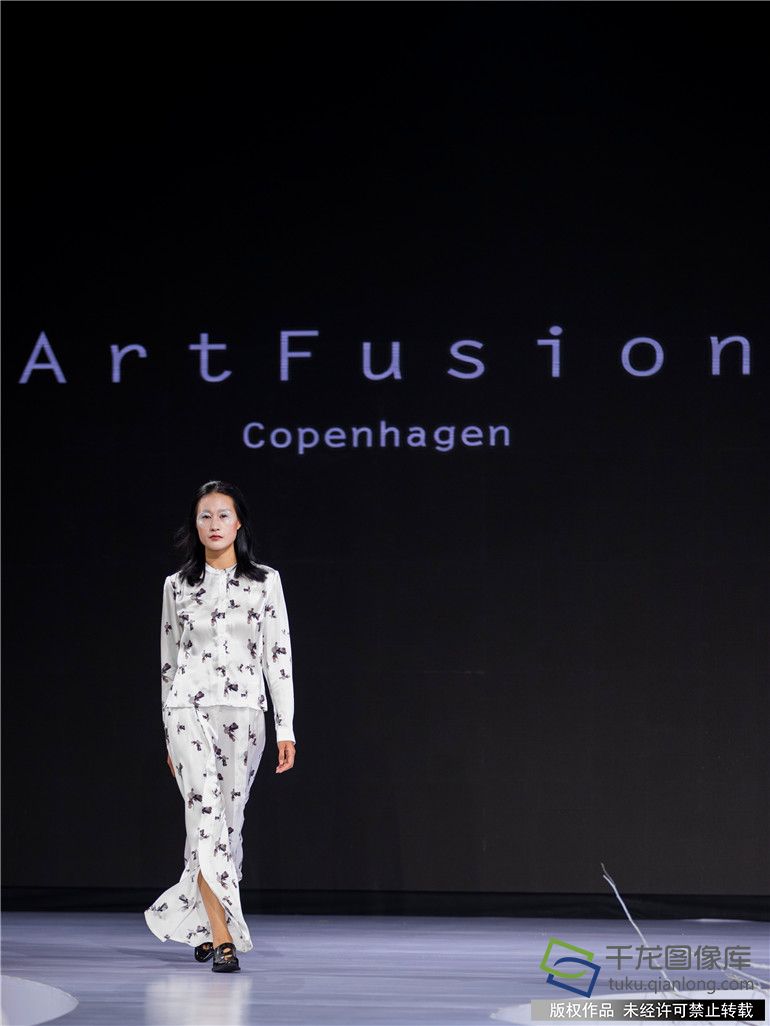 9月24日，光华时代“ArtFusionCopenhagen”品牌以“The Future is Ours”为主题2018年春夏时装秀在丹麦人气网络歌手Maria配以略带蓝调色彩音乐演唱的背景下，拉开了的神秘面纱。由丹麦著名服装设计师、青年优秀画家和中国90后新锐服装设计师倾心打造的100款时装精品给2018北京时装周吹来了一股清新、惬意、典雅的北欧浪漫气息。 (20)