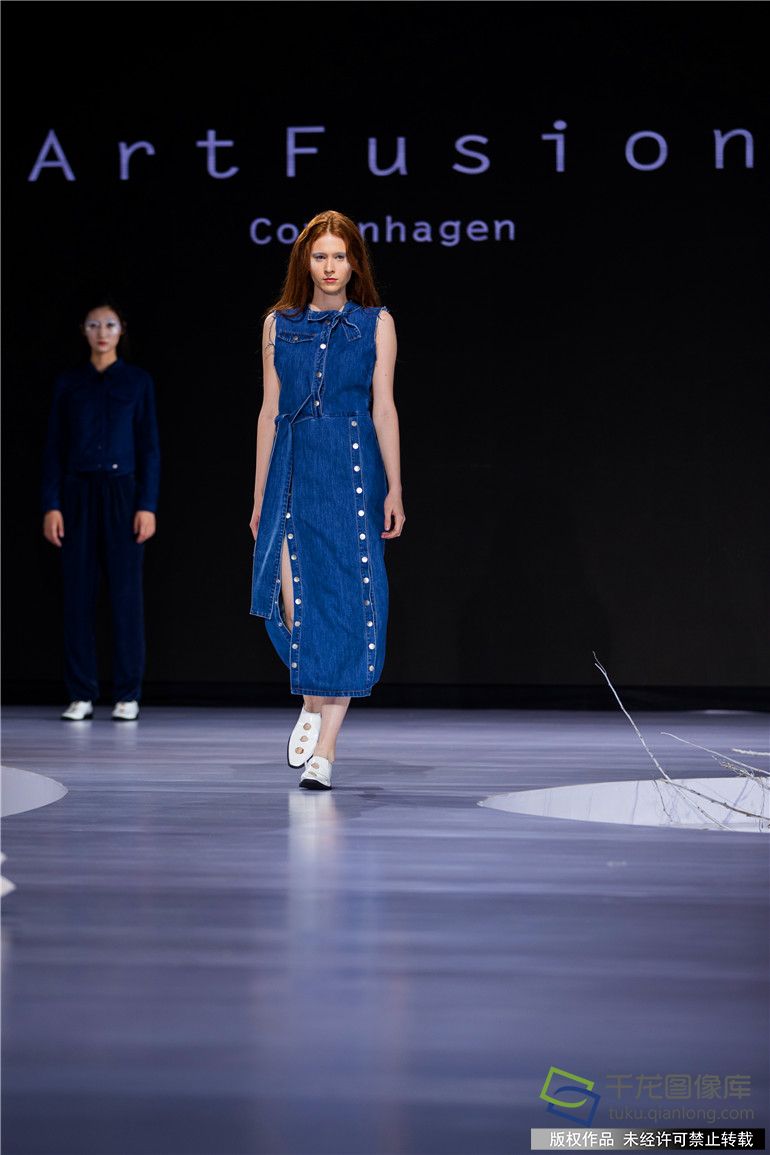 9月24日，光华时代“ArtFusionCopenhagen”品牌以“The Future is Ours”为主题2018年春夏时装秀在丹麦人气网络歌手Maria配以略带蓝调色彩音乐演唱的背景下，拉开了的神秘面纱。由丹麦著名服装设计师、青年优秀画家和中国90后新锐服装设计师倾心打造的100款时装精品给2018北京时装周吹来了一股清新、惬意、典雅的北欧浪漫气息。 (23)