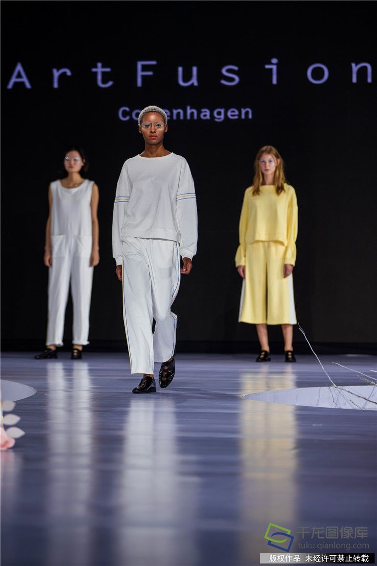 9月24日，光华时代“ArtFusionCopenhagen”品牌以“The Future is Ours”为主题2018年春夏时装秀在丹麦人气网络歌手Maria配以略带蓝调色彩音乐演唱的背景下，拉开了的神秘面纱。由丹麦著名服装设计师、青年优秀画家和中国90后新锐服装设计师倾心打造的100款时装精品给2018北京时装周吹来了一股清新、惬意、典雅的北欧浪漫气息。 (22)