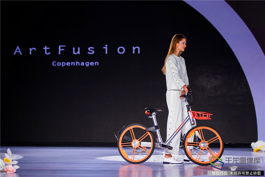 9月24日，光华时代“ArtFusionCopenhagen”品牌以“The Future is Ours”为主题2018年春夏时装秀在丹麦人气网络歌手Maria配以略带蓝调色彩音乐演唱的背景下，拉开了的神秘面纱。由丹麦著名服装设计师、青年优秀画家和中国90后新锐服装设计师倾心打造的100款时装精品给2018北京时装周吹来了一股清新、惬意、典雅的北欧浪漫气息。 (25)