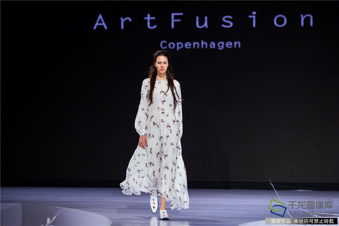 9月24日，光华时代“ArtFusionCopenhagen”品牌以“The Future is Ours”为主题2018年春夏时装秀在丹麦人气网络歌手Maria配以略带蓝调色彩音乐演唱的背景下，拉开了的神秘面纱。由丹麦著名服装设计师、青年优秀画家和中国90后新锐服装设计师倾心打造的100款时装精品给2018北京时装周吹来了一股清新、惬意、典雅的北欧浪漫气息。 (24)