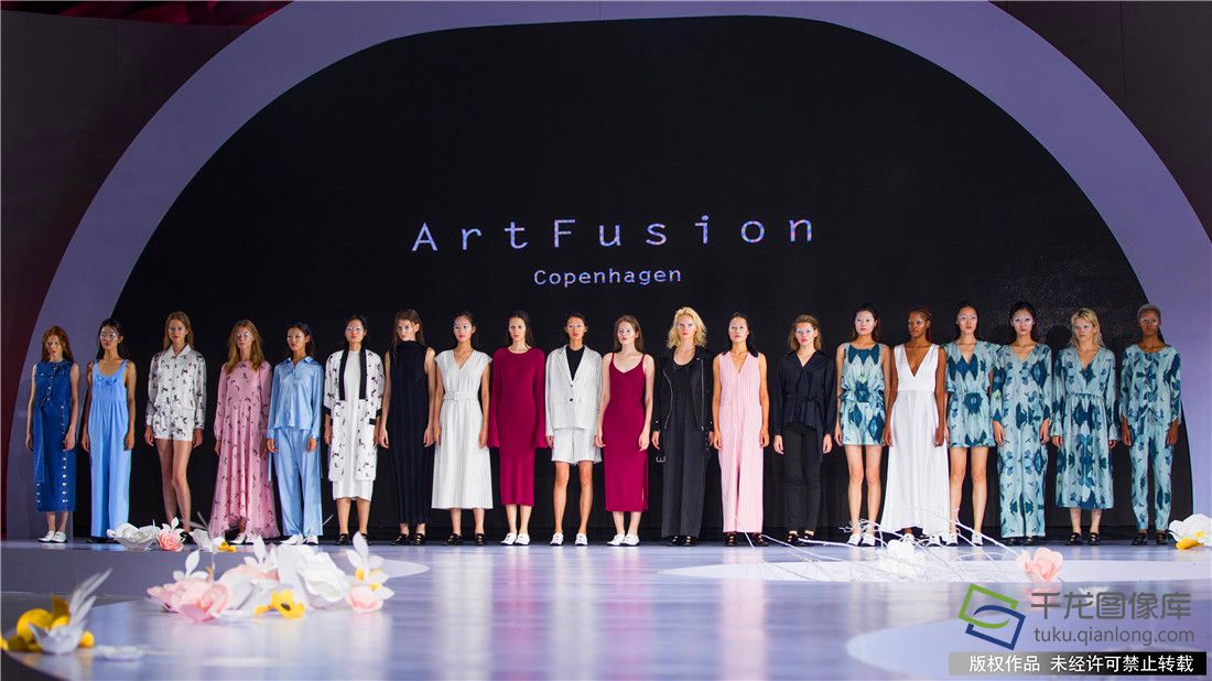9月24日，光华时代“ArtFusionCopenhagen”品牌以“The Future is Ours”为主题2018年春夏时装秀在丹麦人气网络歌手Maria配以略带蓝调色彩音乐演唱的背景下，拉开了的神秘面纱。由丹麦著名服装设计师、青年优秀画家和中国90后新锐服装设计师倾心打造的100款时装精品给2018北京时装周吹来了一股清新、惬意、典雅的北欧浪漫气息。 (27)