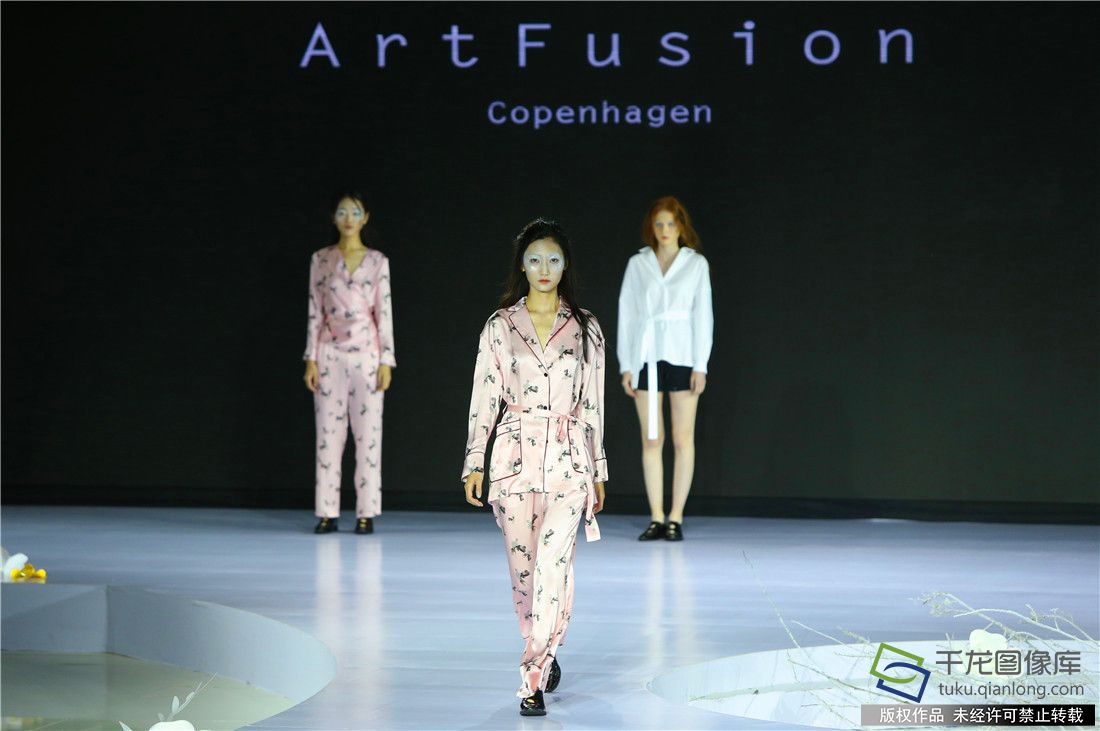 9月24日，光华时代“ArtFusionCopenhagen”品牌以“The Future is Ours”为主题2018年春夏时装秀在丹麦人气网络歌手Maria配以略带蓝调色彩音乐演唱的背景下，拉开了的神秘面纱。由丹麦著名服装设计师、青年优秀画家和中国90后新锐服装设计师倾心打造的100款时装精品给2018北京时装周吹来了一股清新、惬意、典雅的北欧浪漫气息。 (28)