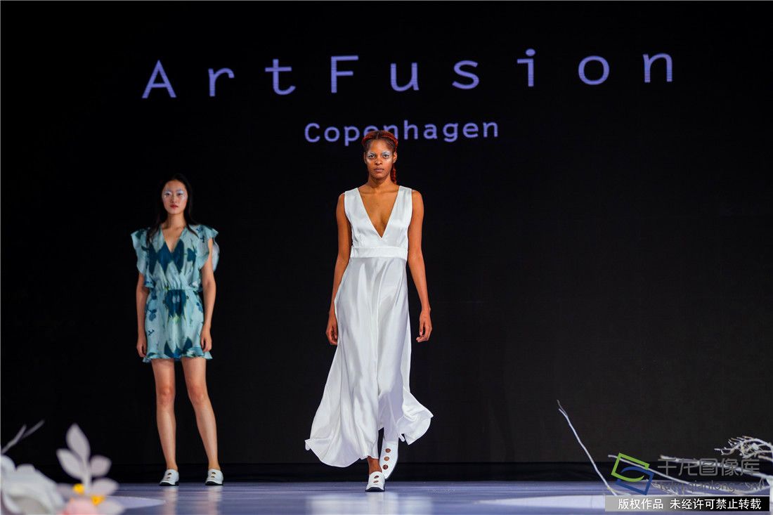 9月24日，光华时代“ArtFusionCopenhagen”品牌以“The Future is Ours”为主题2018年春夏时装秀在丹麦人气网络歌手Maria配以略带蓝调色彩音乐演唱的背景下，拉开了的神秘面纱。由丹麦著名服装设计师、青年优秀画家和中国90后新锐服装设计师倾心打造的100款时装精品给2018北京时装周吹来了一股清新、惬意、典雅的北欧浪漫气息。 (26)