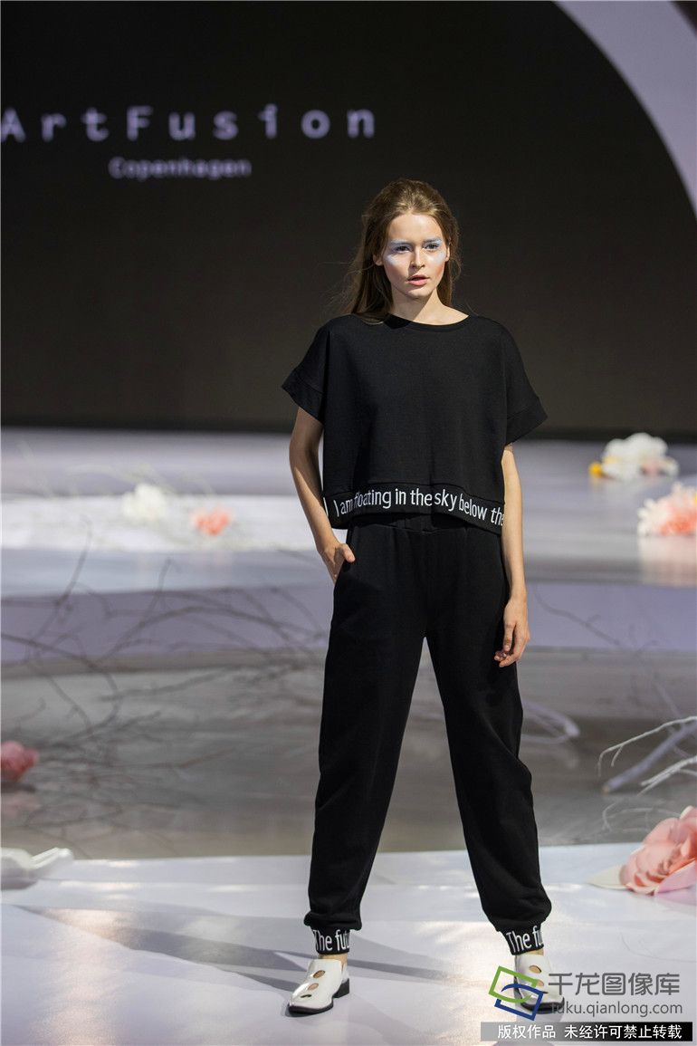 9月24日，光华时代“ArtFusionCopenhagen”品牌以“The Future is Ours”为主题2018年春夏时装秀在丹麦人气网络歌手Maria配以略带蓝调色彩音乐演唱的背景下，拉开了的神秘面纱。由丹麦著名服装设计师、青年优秀画家和中国90后新锐服装设计师倾心打造的100款时装精品给2018北京时装周吹来了一股清新、惬意、典雅的北欧浪漫气息。 (32)