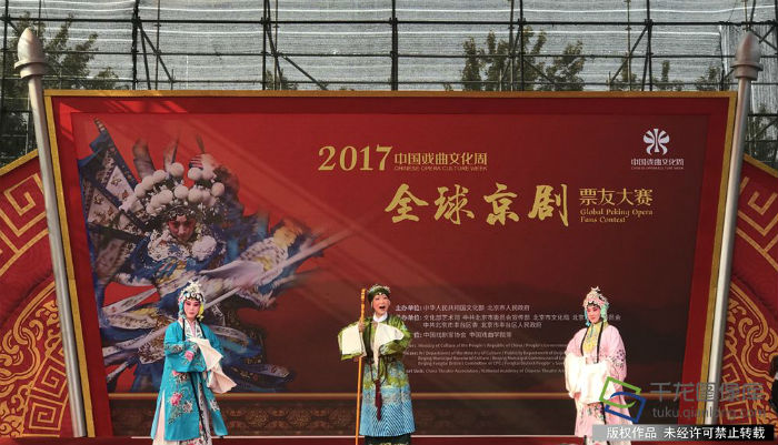 全球京剧票友大赛金奖获得者陈荣梅（中间）。千龙网记者 王双摄