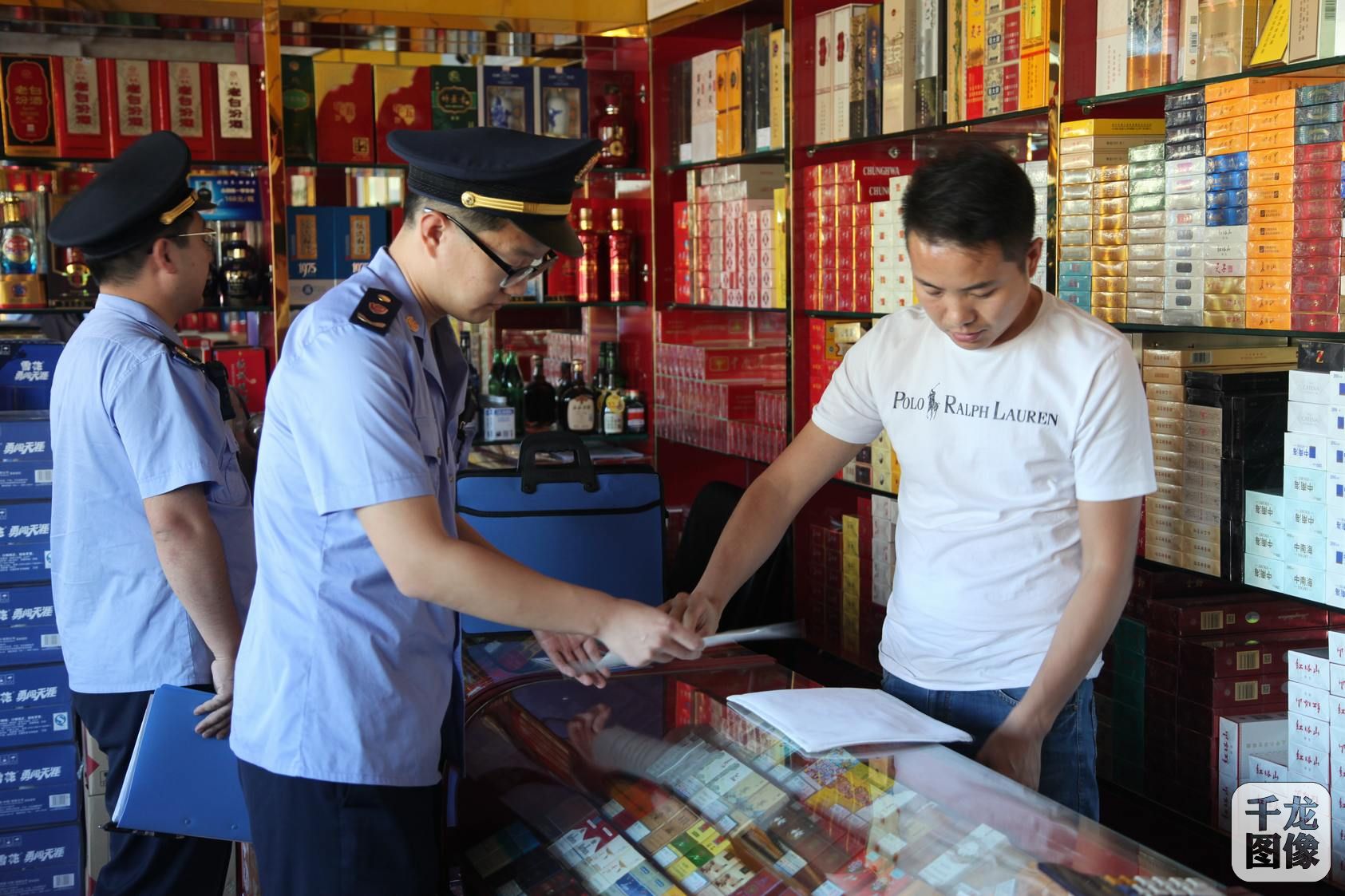 市场 突击检查22家酒类经营户-千龙网·中国首