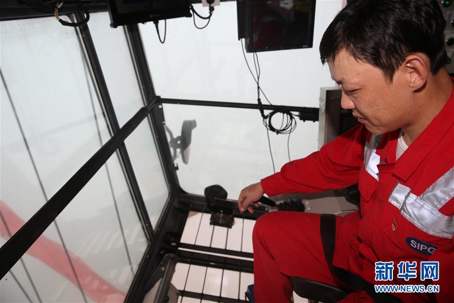 坚守岗位迎盛会 坚定信心向未来--千龙网·中国