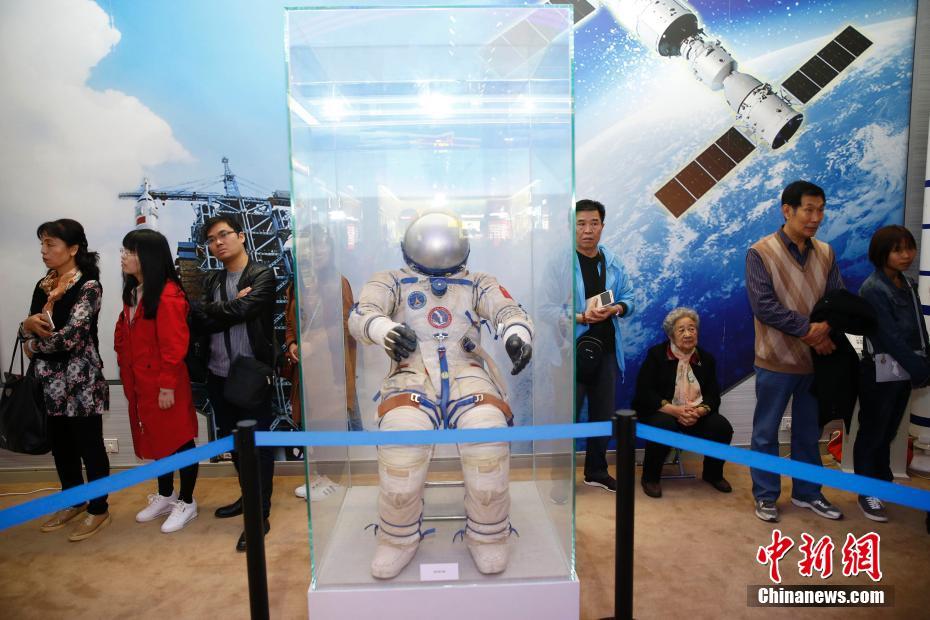 “砥砺奋进的五年”大型成就展吸引观众