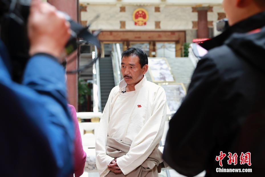 中共十九大代表陆续抵达北京