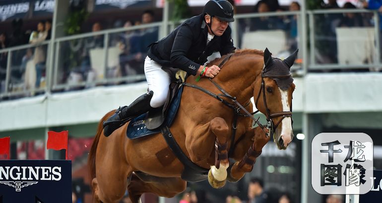 10月13日-15日，第七届北京国际马术大师赛在国家体育场（“鸟巢”）盛大上演。图为骑手在比赛瞬间。千龙网记者 戚连民摄