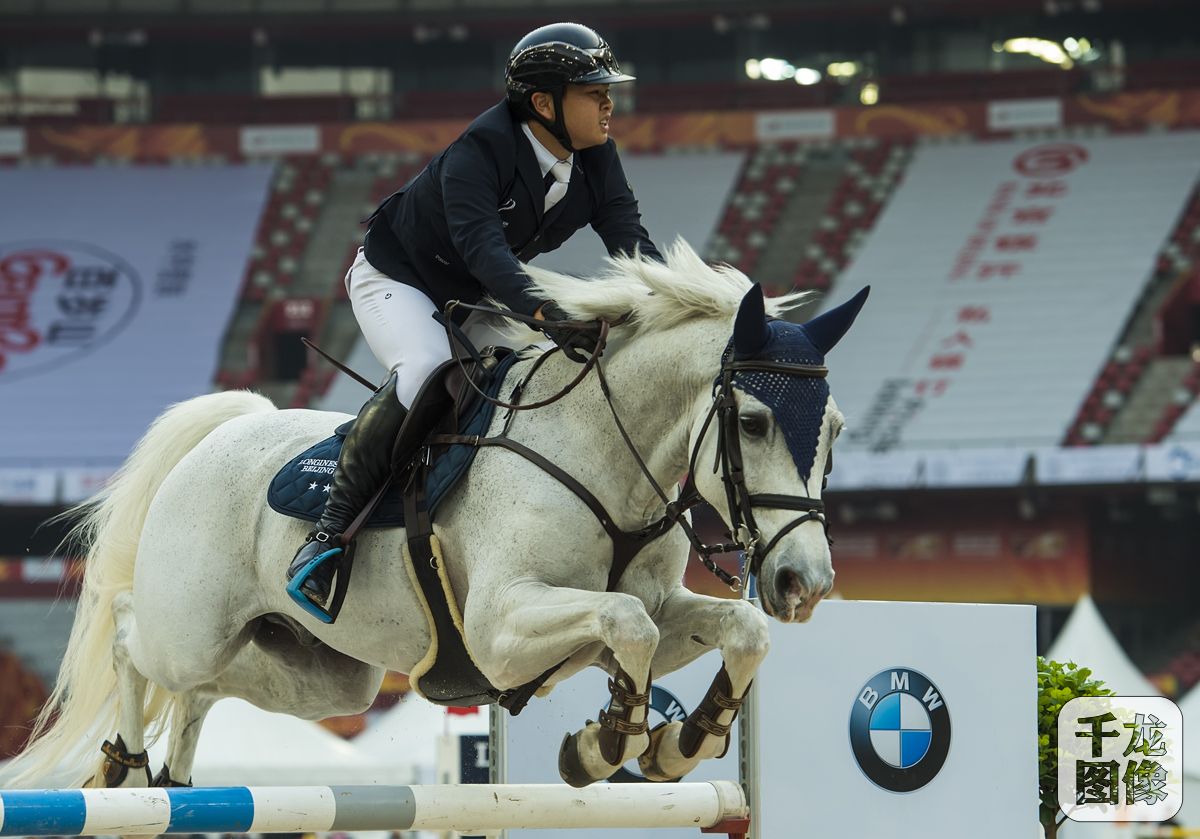 10月13日-15日，第七届北京国际马术大师赛在国家体育场（“鸟巢”）盛大上演。图为骑手在比赛瞬间。千龙网记者 戚连民摄