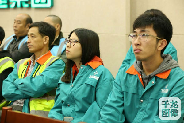 北京城建集团总承包部新机场项目150多名干部、工人收看中国共产党第十九次全国代表大会开幕会。年轻的一线职工看的聚精会神。