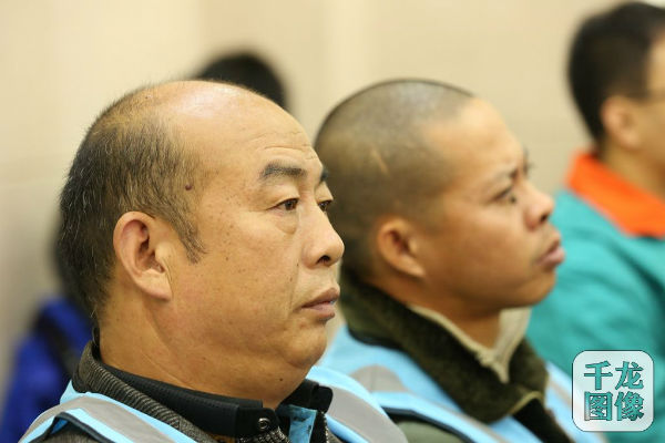 全神贯注收看中国共产党第十九次全国代表大会开幕会。