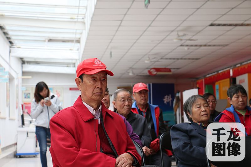 10月18日上午，通州区北苑街道新华西街社区的30多位老党员、志愿者共同收看党的十九大开幕式。图为赵云和正在认真收听十九大报告。千龙网记者 马文娟摄