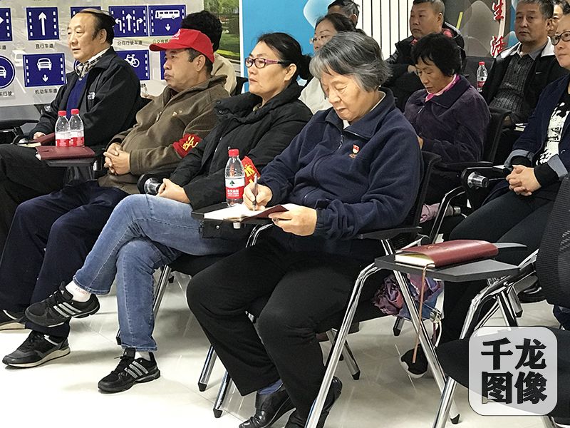 10月18日上午，密云区向阳西社区党群活动服务中心40多名社区居民和社区工作者齐聚一堂观看党的十九大开幕式。图为老党员赵连华记下观看感悟。千龙网记者查甜甜摄 