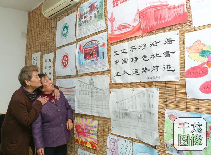 近日，在东城区史家胡同内的橱窗里展示了许多关于党的“一大”至“十八大”相关内容的漫画作品。图为展示现场。朝阳门街道供图千龙网发