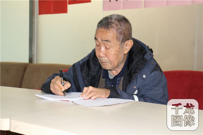 6-10月18日，北京市东城区东四街道工委组织党员干部群众在东四街道党群活动服务中心收听收看中国共产党第十九次全国代表大会开幕会。图为东四社区群众代表史继明现场作诗。千龙网记者 元小娜摄