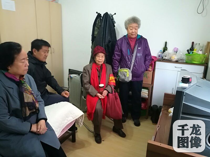 10月18日，中国共产党第十九次全国代表大会召开。图为18日上午东小口镇森林大第社区党员集中收看直播，左三为宗秀花老人。
