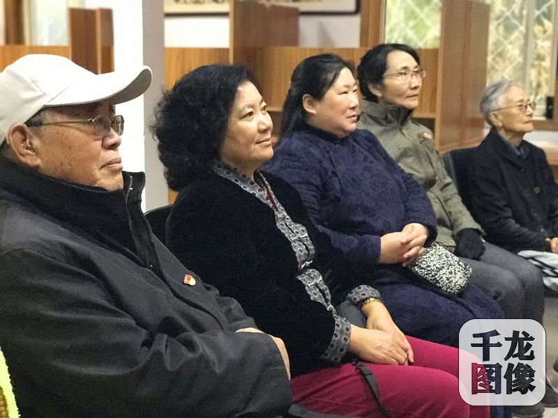 10月18日，中国共产党第十九次全国代表大会召开。图为18日上午都市芳园社区活动室内赵毓秀老人（左一）和大家一起收看十九大开幕直播。