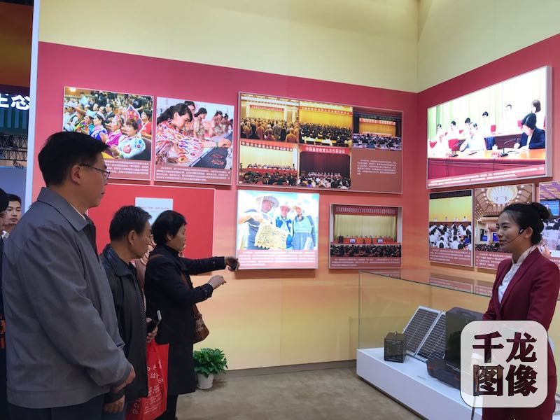 10月的北京展览馆，人头攒动，&ldquo;砥砺奋进的五年&rdquo;大型成就展在这里举办。图为人们在&ldquo;坚持中国特色社会主义政治发展道路,推进国家治理体系和治理能力现代化&rdquo;展区观看。千龙网记者 秦胜南摄
