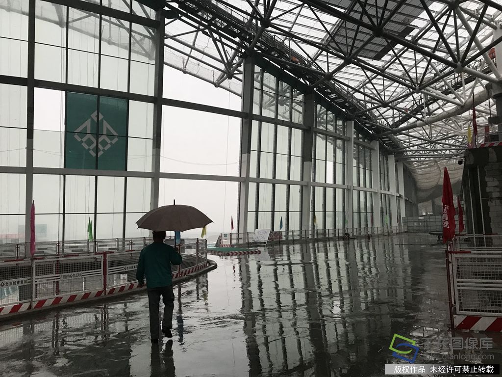 北京城建集团新机场航站楼工程项目经理李建华每天都会在项目上走几趟，风雨无阻