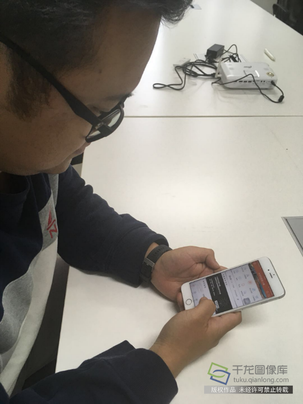 李仪通过创客小镇APP进行查询服务 千龙网记者 何珊 摄
