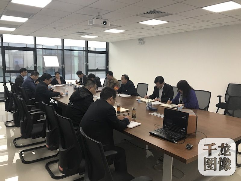 丰台卢沟桥乡党委书记李春生，乡党委副书记、乡长郭新占带领乡机关党员干部集中观看十九大开幕会，并在当天下午召开理论中心组学习会，对十九大报告进行了专题学习研讨。图为会议