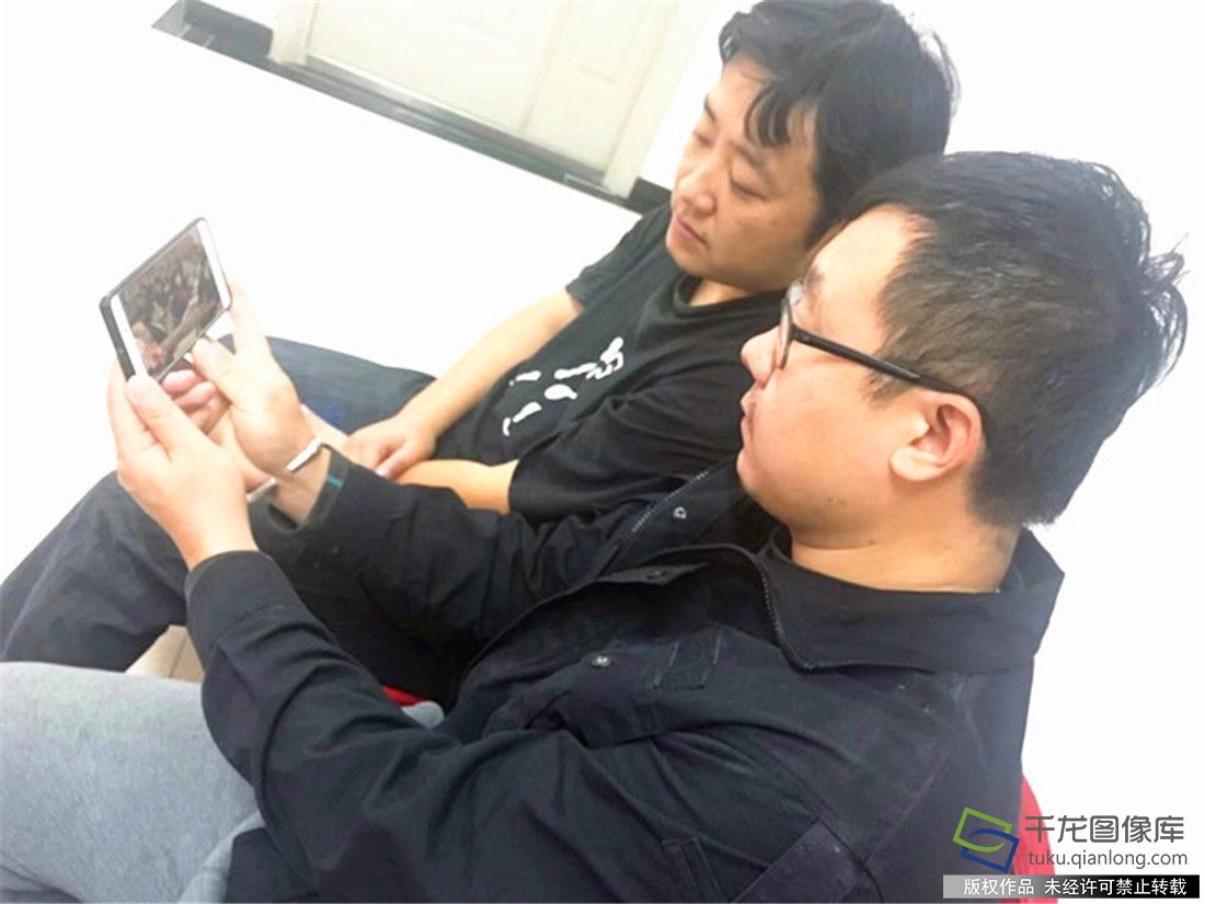 天岳恒基层职工通过手机直播收看党的十九大开幕式_副本