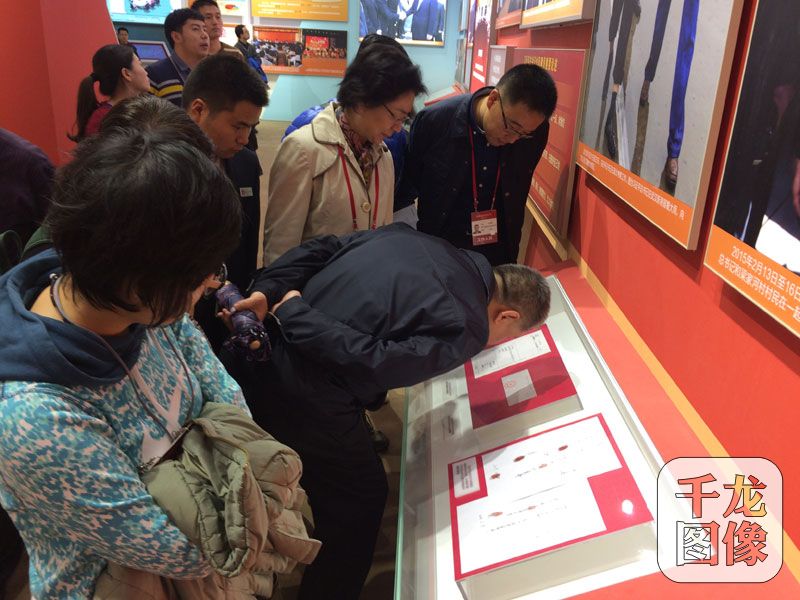 日前,在北京展览馆举办的“砥砺奋进的五年”大型成就展上,习近平总书记外出考察吃农家大盆菜、交伙食费的各种单据,引起观众广泛关注。图为观众在仔细观看习近平总书记外出考察交伙食费的单据。千龙网记者 于振华摄