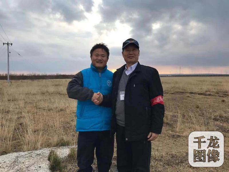 “北京榜样”自发掀起学习十九大报告的热潮，并发出了共同的心声。图为“北京榜样”廖理纯近日和志愿者到河北张北县义务植树。受访者供图 千龙网发