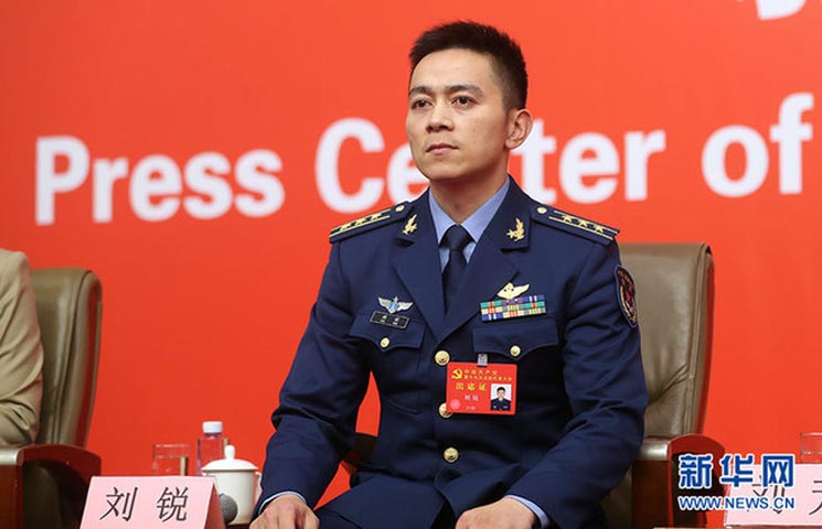 轰-6K飞行员刘锐谈巡航西太引台媒担忧:解放军