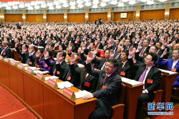10月24日，中国共产党第十九次全国代表大会闭幕会在北京人民大会堂举行。这是代表举手表决。 新华社记者 姚大伟 摄